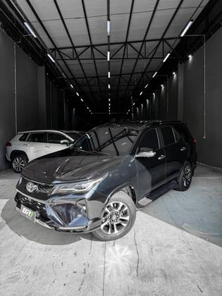 TOYOTA HILUX SW4 2.8 D-4D TURBO DIESEL SRX 7L 4X4 AUTOMÁTICO